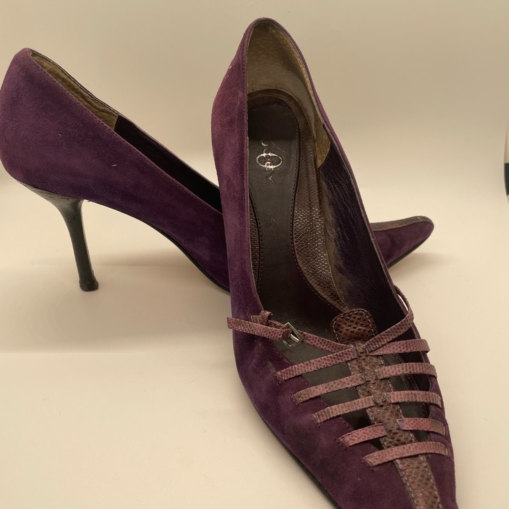 Gorgeous purple suede size 6 heels